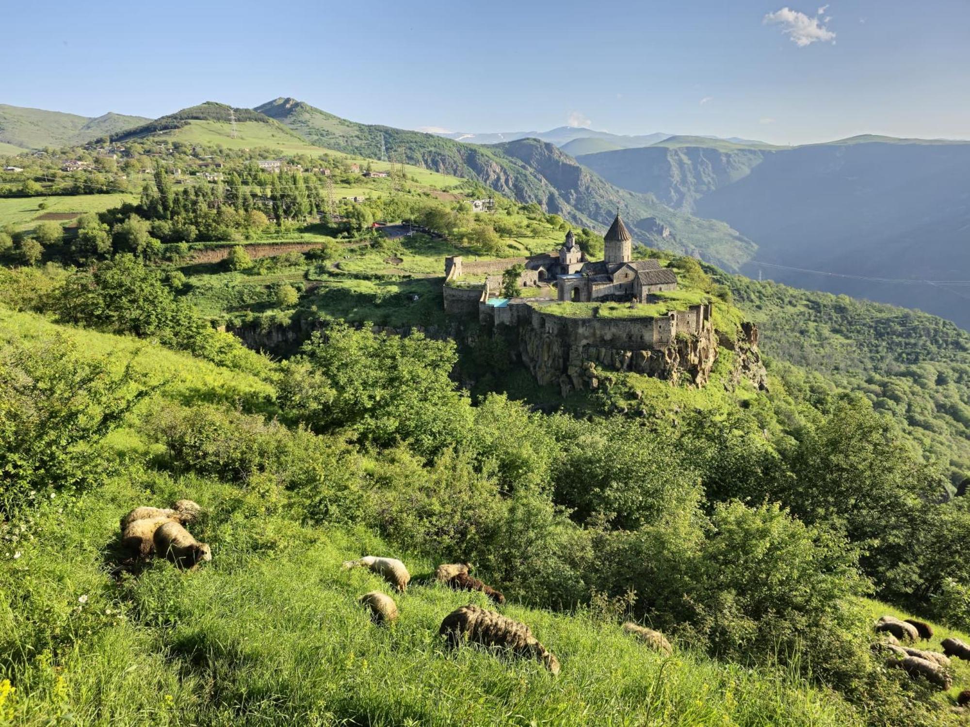 Zartonq Hotel Tat'ev Bagian luar foto